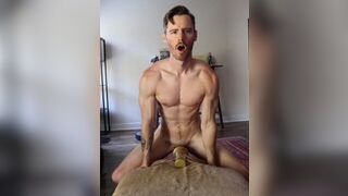 Дэн Бенсон трахает его fleshlight и демонстрирует свои мышцы порно